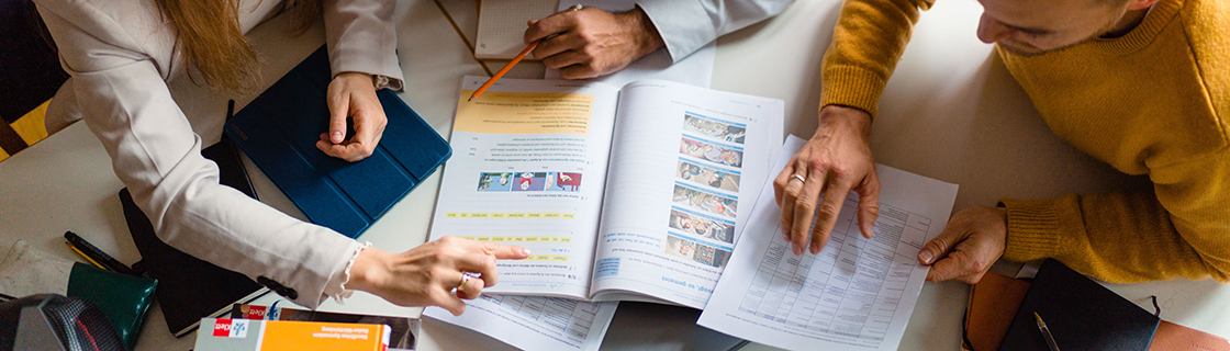 Redaktion entwickelt ein neues Schulbuch